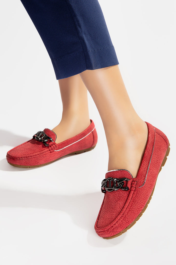 Women leather moccasins in dark pink colour with texture, metal chain and logo by JULKE