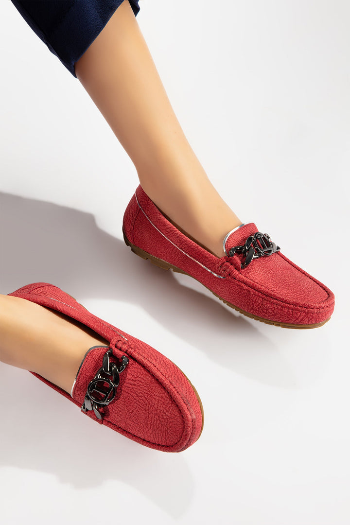 Women leather moccasins in dark pink colour with texture, metal chain and logo by JULKE